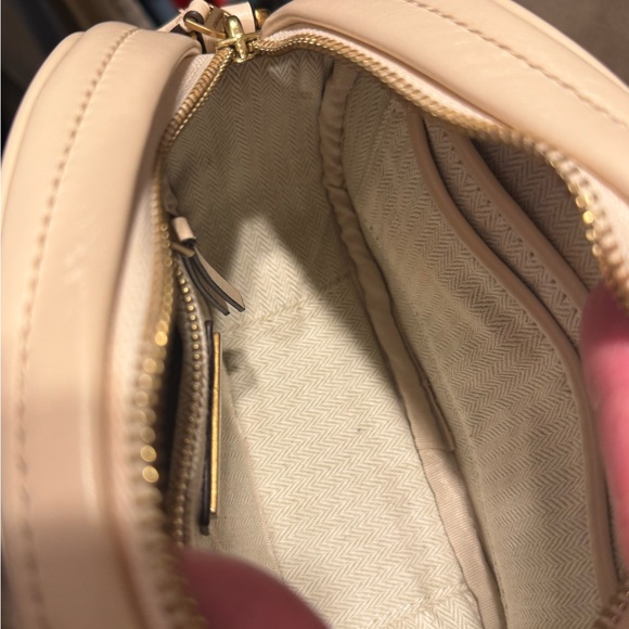 Tory Burch Kira Cream Quilted Zip Top Camera Bag. - Picture 10 of 10